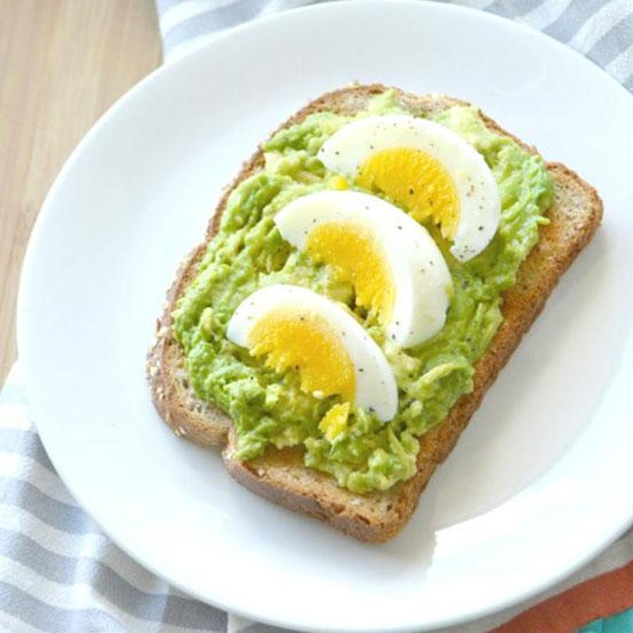 Picoteo sano y snacks saludables: tosta de aguacate y huevo duro