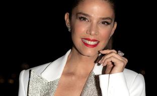 Sabemos el secreto del maquillaje antiedad de Juana Acosta: una sombra de ojos y un eyeliner que agrandan, definen y rejuvenecen la mirada
