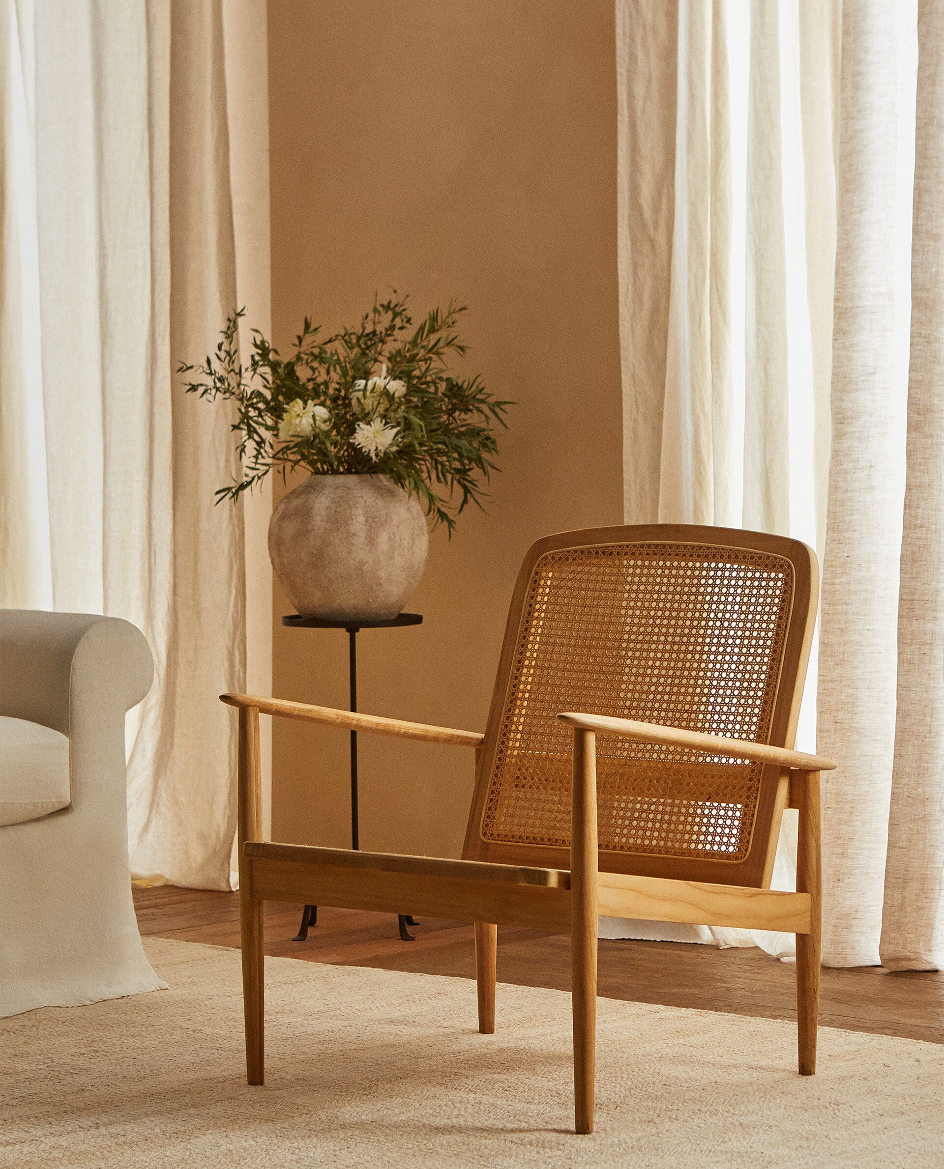 El sillón de madera más deseado del low cost: Zara Home