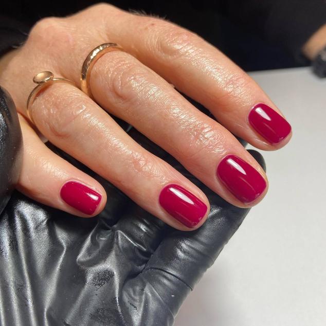 Uñas en color viva magenta para verano 2023: