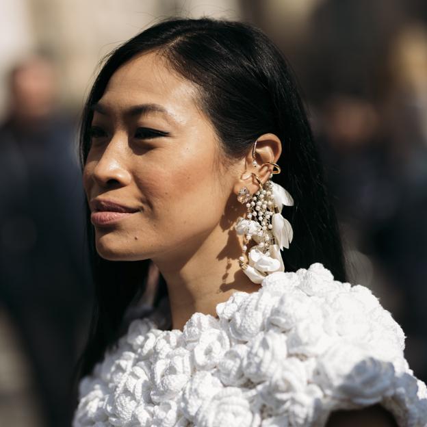 Una mujer en el street style con el cabello liso y cuidado.