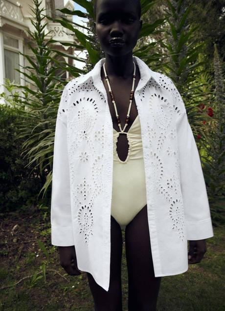 Camisa blanca oversize con bordados