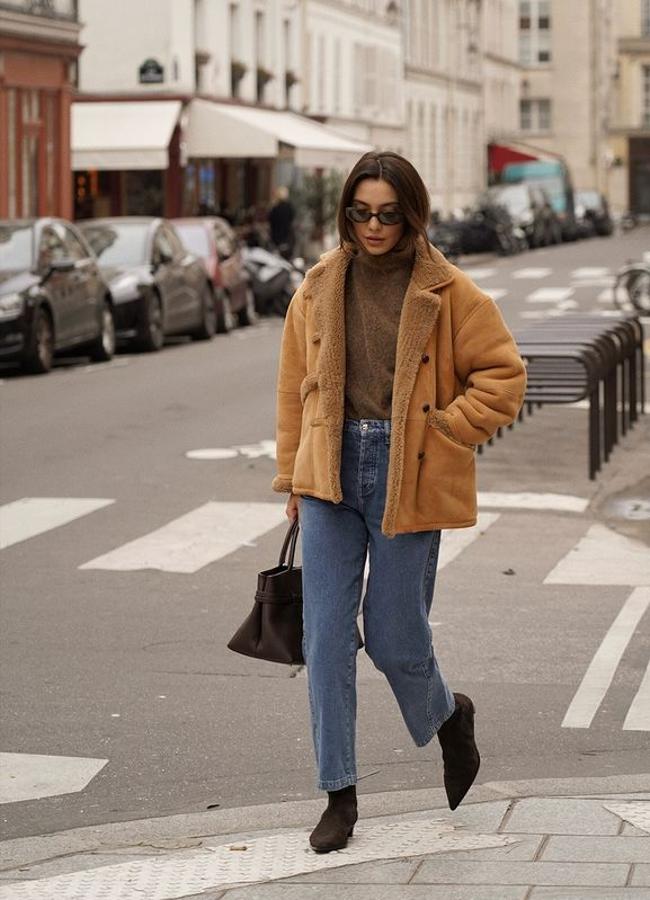 Influencer con look de oficina de cazadora de doble faz en ante, jersey de cuello alto y vaqueros/@wendyswan