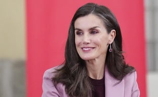 La reina Letizia combina su traje rosa de Hugo Boss favorito con pendientes de rubíes en la reunión anual del Patronato del Instituto Cervantes