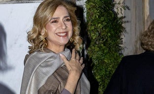 La infanta Cristina, la invitada más elegante en la boda de Nicolás de Grecia con una falda midi plisada y un elegante chal