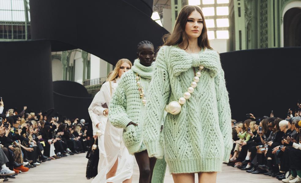 Semana de la Moda de París: Chanel presenta una colección fiel a su estética con el tweed, perlas y romanticismo