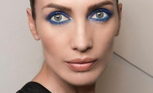 Las máscaras de pestañas de colores son la tendencia de maquillaje viral que rejuvenece la mirada