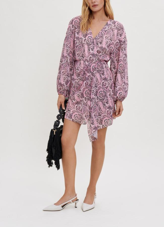 Vestido con estampado paisley rosa de Maje, 295 euros.