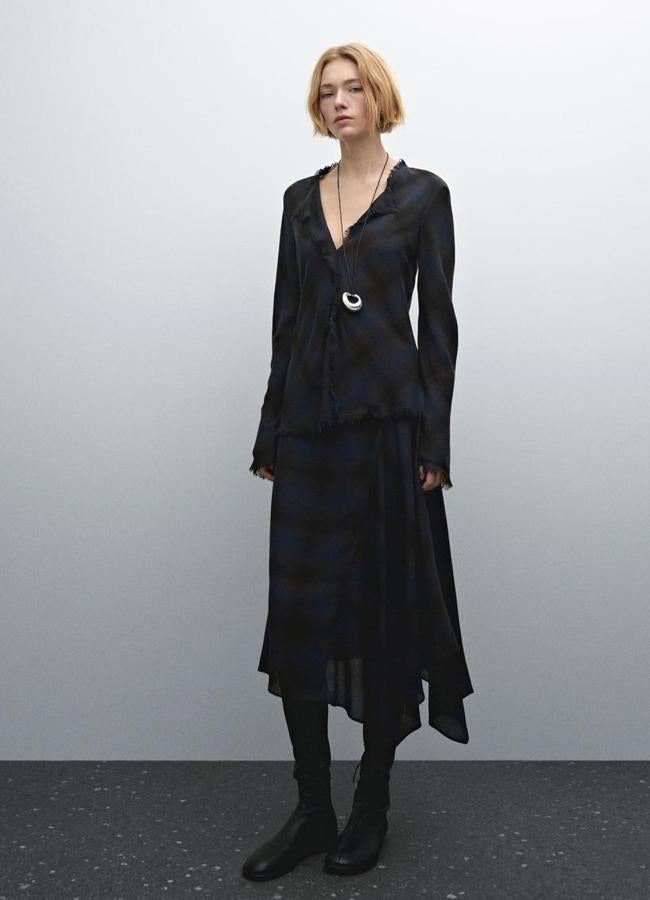 Falda de cuadros con asimetrías de Massimo Dutti, 25,95 euros.