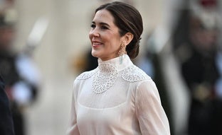 El look barroco de Mary de Dinamarca en París: blusa romántica, falda con el estampado tendencia y ausencia de tiara