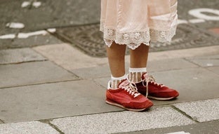 Los modelos de zapatillas tendencia favoritos de las influencers en el street style