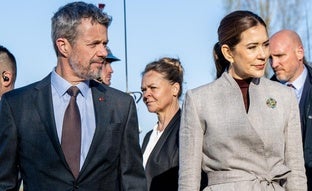 Mary de Dinamarca estrena en París el look de entretiempo perfecto: conjunto de dos piezas de lino y bolso de Chanel