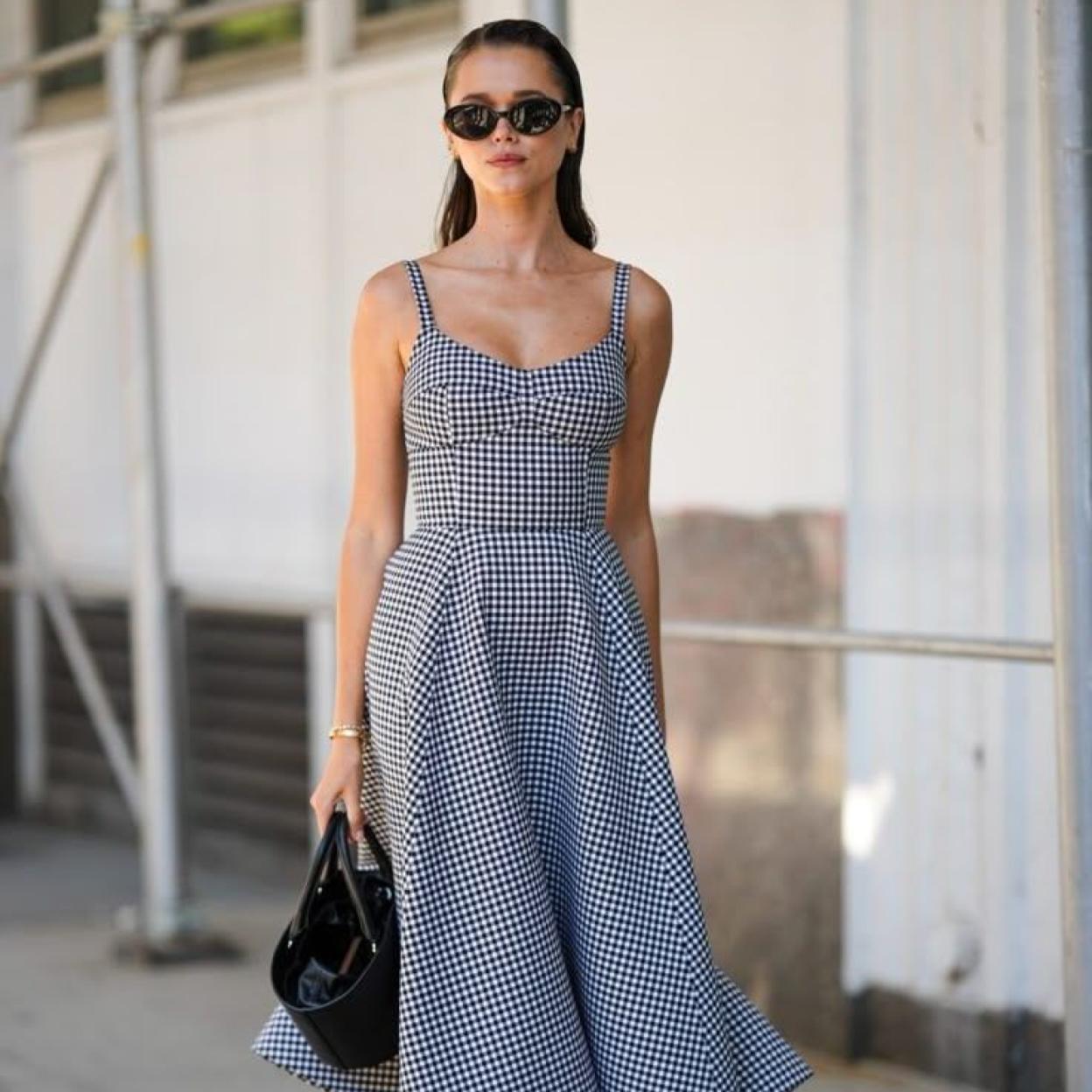 Influencer con vestido de vichy/LAUNCHMETRICS SPOTLIGHT