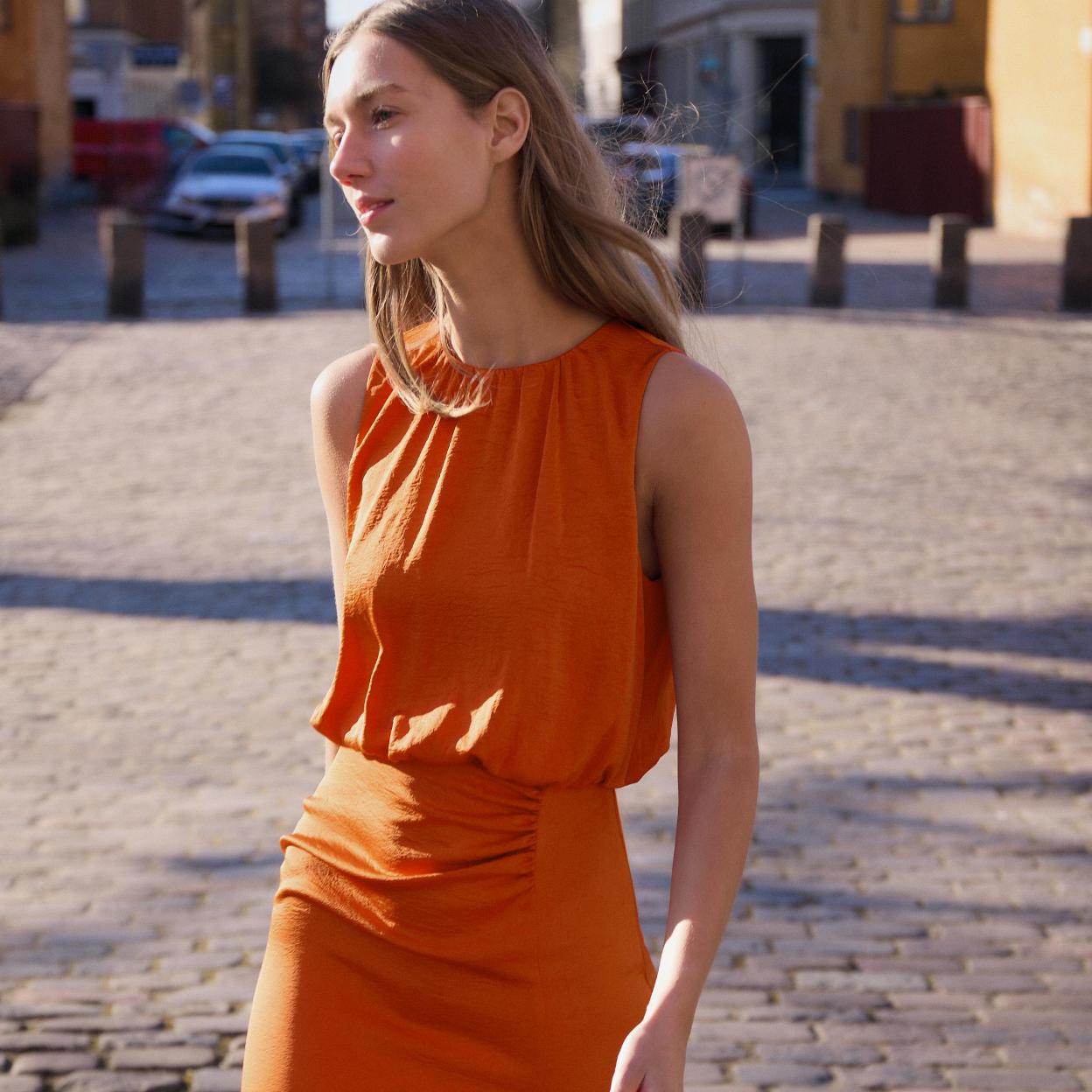 Los vestidos, en mil y una versiones, están por todas partes esta temporada. Estos dos los diseños más bonitos del momento./