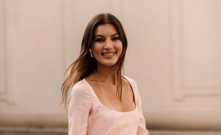 Todas mis amigas están alucinando con los vestidos de invitada de Zara