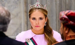 El último look de gala de Amalia de Holanda es el más espectacular hasta la fecha: vestido con capa y una histórica tiara de rubíes y diamantes