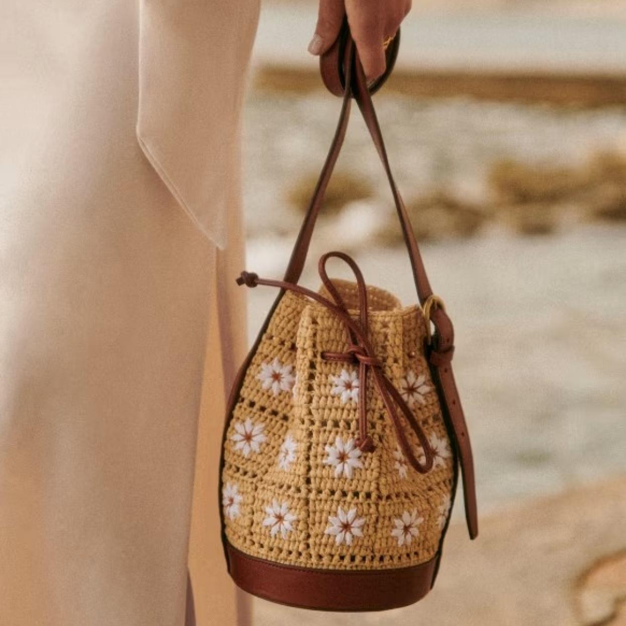Los accesorios básicos no pueden faltar esta temporada en ningún armario de primavera. Aquí están las propuestas más interesantes del momento./