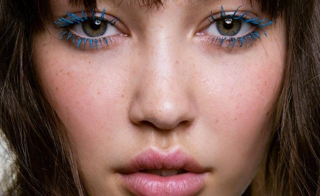 Las mejores máscaras de pestañas azules que favorecen a todos los colores de ojos