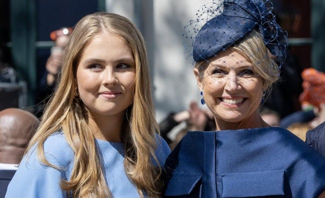 Amalia de Holanda, más guapa que nunca, enseña las piernas con un vestido corto de Ralph Lauren y bolso de Jacquemus en el Día del Rey