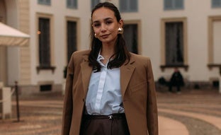 Los pendientes dorados más elegantes para elevar tus looks básicos como las expertas en moda