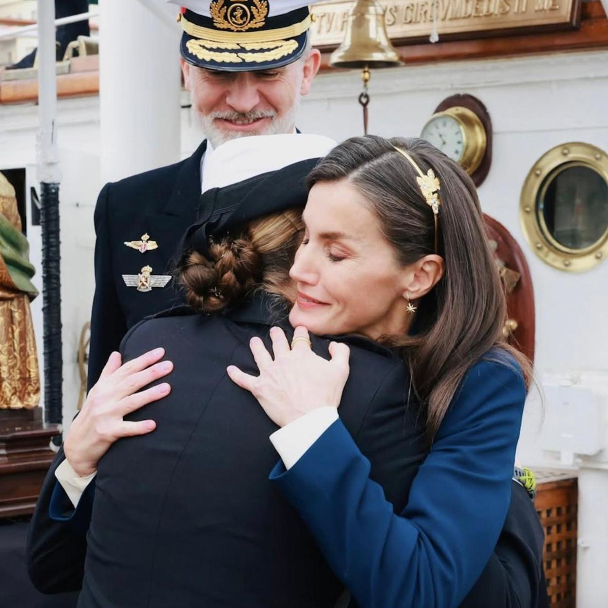La tierna despedida entre la reina Letizia y la princesa Leonor, el pasado mes de enero en Cádiz. /casa real