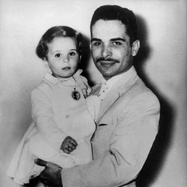 Hussein de Jordania junto a su hija, la princesa Alia. 