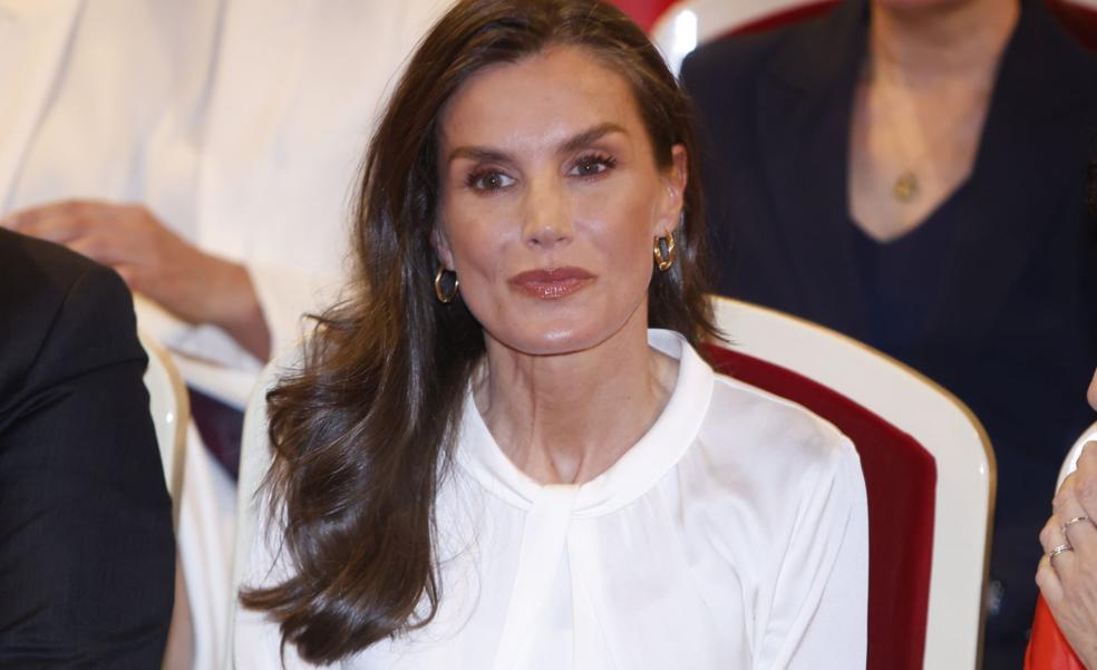 La reina Letizia estrena en Murcia unos pantalones marineros perfectos para primavera: efecto estilizador y de su nueva firma favorita
